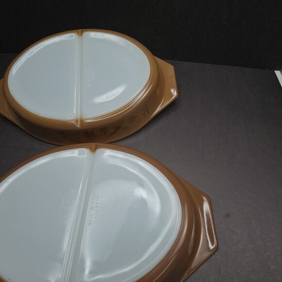 Pyrex Early American 1.5 Quart Divided Oval Covered Casserole Dish Set of 2. - Picture 12 of 13